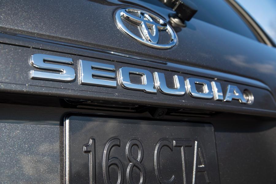 Логотип Toyota Sequoia SR5 2017 года  (фото 8 из 21)